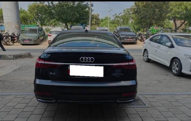 https://images10.gaadi.com/usedcar_image/4592281/original/processed_5a5990adbea6ead15edb6f1503b44a89.jpg?imwidth=6402