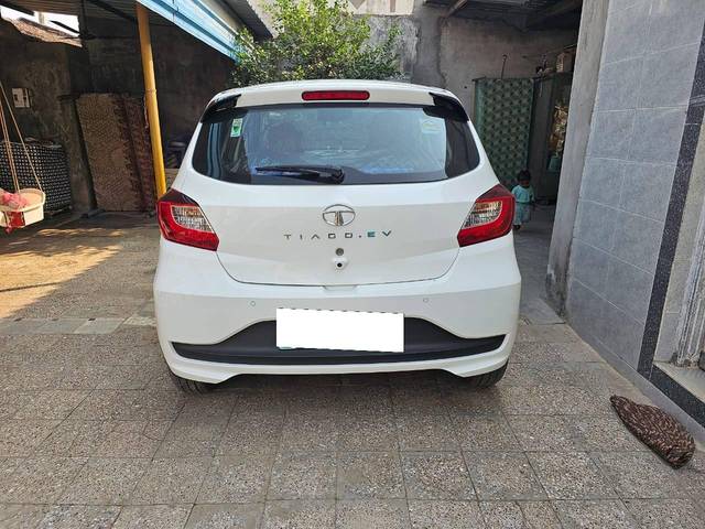 https://images10.gaadi.com/usedcar_image/4592367/original/processed_2d63b63101d8bc06ebb3182fee90a172.jpg?imwidth=6402