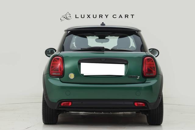 https://images10.gaadi.com/usedcar_image/4592409/original/processed_b8ac8719b0ec58024c171afa3a8ef4cf.jpg?imwidth=6402