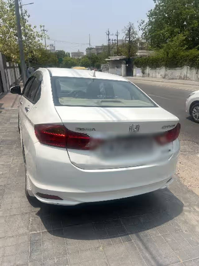 https://images10.gaadi.com/usedcar_image/4592432/original/e4c2bf80-6e6c-4297-ad92-6c17055e78d6.png?imwidth=6400