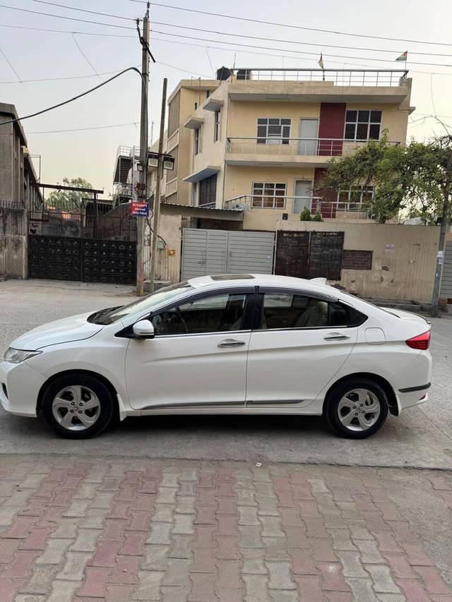 https://images10.gaadi.com/usedcar_image/4592501/original/processed_dd0fe0af785efc4fd36deafbcf0d3ddc.jpg?imwidth=6402