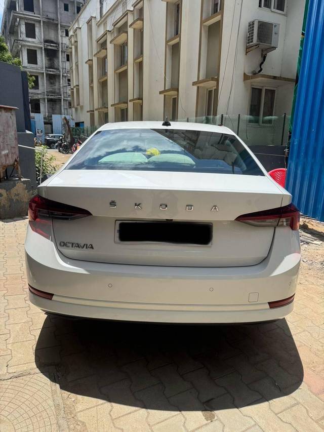 https://images10.gaadi.com/usedcar_image/4592507/original/processed_627ee8ada0351f6c36b714d044f925d0.jpg?imwidth=6402