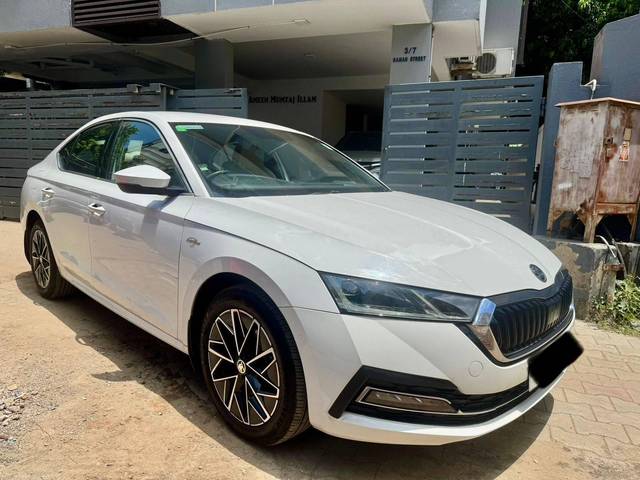 https://images10.gaadi.com/usedcar_image/4592507/original/processed_df489b144173a6ed1e3cb58c417f6c4d.jpg?imwidth=6400