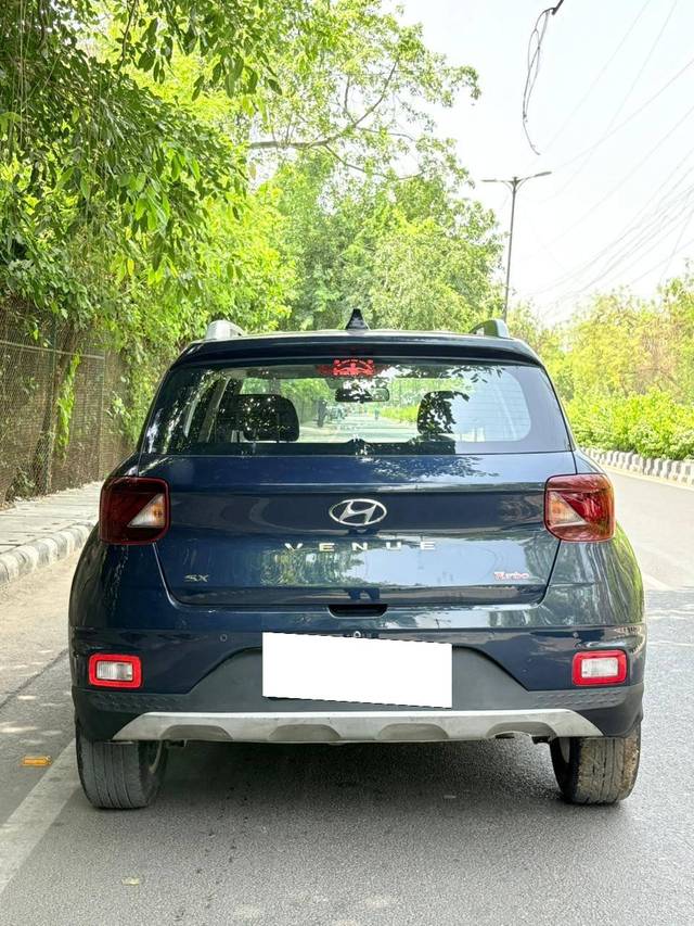 https://images10.gaadi.com/usedcar_image/4592666/original/processed_17e55e2c526813bee9b6702421cd4172.jpg?imwidth=6402