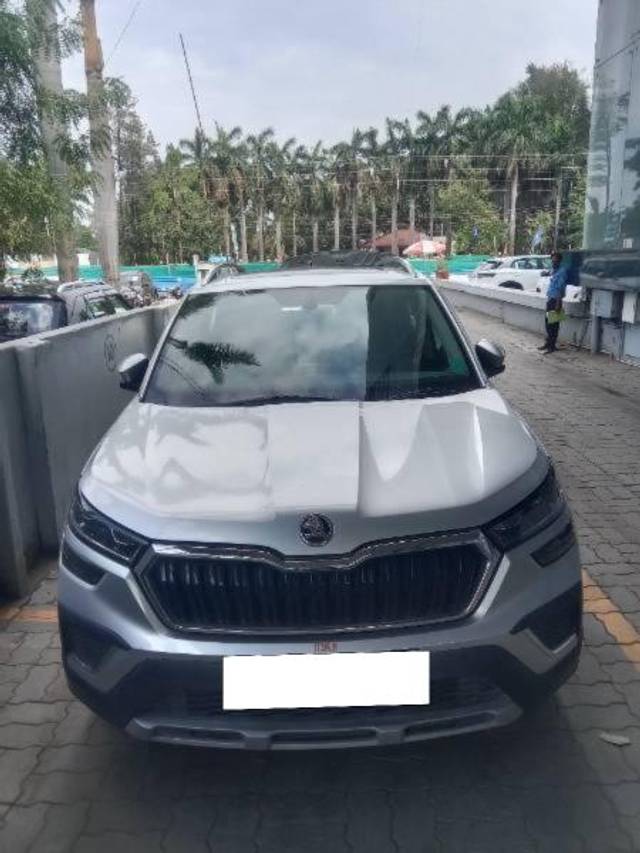 https://images10.gaadi.com/usedcar_image/4592716/original/processed_7ed75bea-1f52-4e46-a6af-759f46a50367.jpg?imwidth=6400