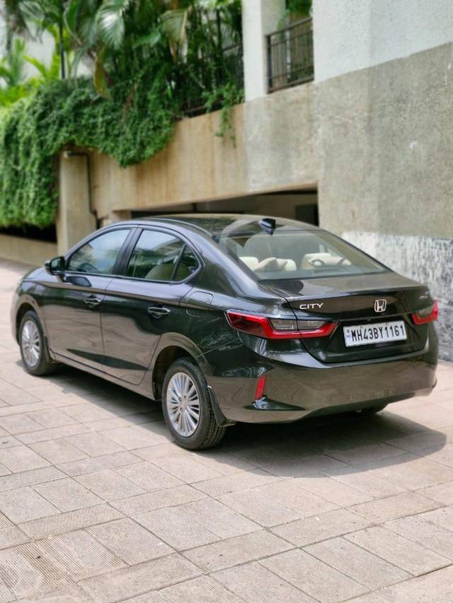 https://images10.gaadi.com/usedcar_image/4592749/original/processed_0a547b352ca1235610d6d185f26b3ce9.jpg?imwidth=6402