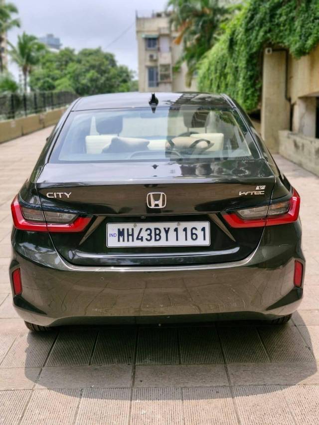 https://images10.gaadi.com/usedcar_image/4592749/original/processed_b703adbecfcf704728fb70c34665f388.jpg?imwidth=6401