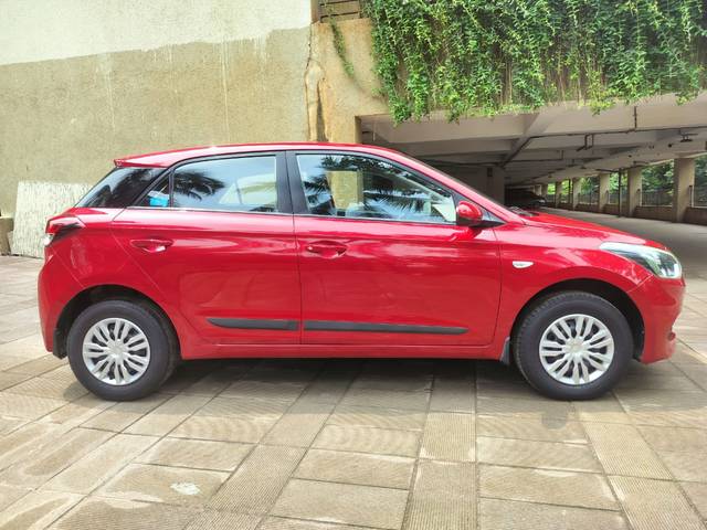 https://images10.gaadi.com/usedcar_image/4592827/original/08cb48cdf086a0e34bd8a94bfad8ac86.jpg?imwidth=6401