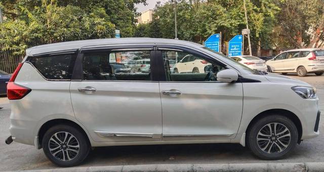 https://images10.gaadi.com/usedcar_image/4592847/original/processed_ee17cf258f9223509a7c1fe06c94a1ba.jpg?imwidth=6401