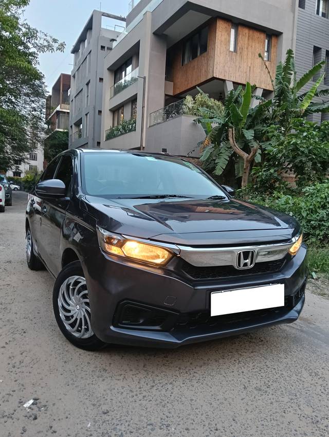 https://images10.gaadi.com/usedcar_image/4592901/original/processed_64011cff0a249e62c0695f66f34b01a2.jpg?imwidth=6400