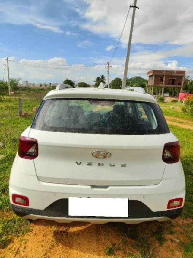 https://images10.gaadi.com/usedcar_image/4592925/original/processed_800f98f1-3e80-4797-9c32-79fe618845ad.jpg?imwidth=6401