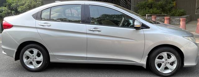 https://images10.gaadi.com/usedcar_image/4592965/original/processed_8a5cad6272a5ee1226e97215d4b66294.jpg?imwidth=6401