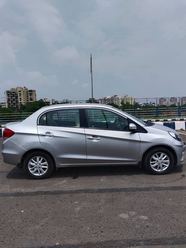 https://images10.gaadi.com/usedcar_image/4592982/original/bc9887535ef94cafee30d801487ebfcc.jpg?imwidth=6401