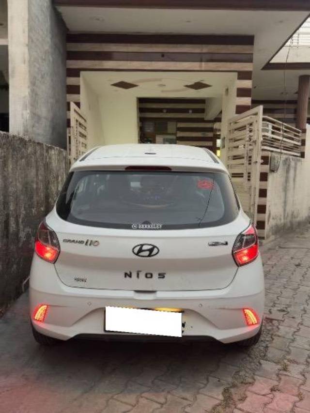 https://images10.gaadi.com/usedcar_image/4592995/original/processed_fd01e124-c6c5-4678-a75d-2b0fbc2e91d1.jpeg?imwidth=6401