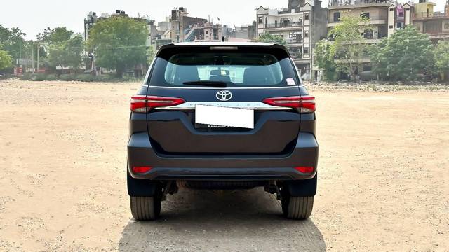 https://images10.gaadi.com/usedcar_image/4593027/original/processed_2dba296d17a8a5bc997f8021dacb7c7c.jpg?imwidth=6402