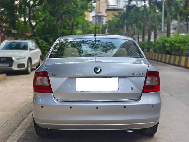 https://images10.gaadi.com/usedcar_image/4593057/original/processed_89e19c2003d11f8e073b51560d56e892.jpg?imwidth=6402