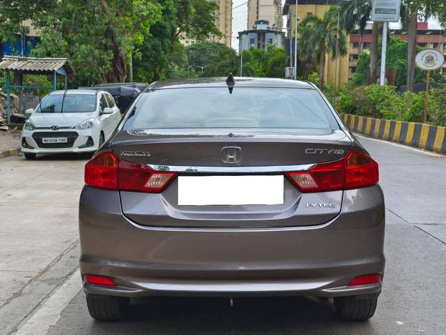 https://images10.gaadi.com/usedcar_image/4593064/original/processed_27875e30ae4b66e5fec19b7dd262ef81.jpg?imwidth=6402