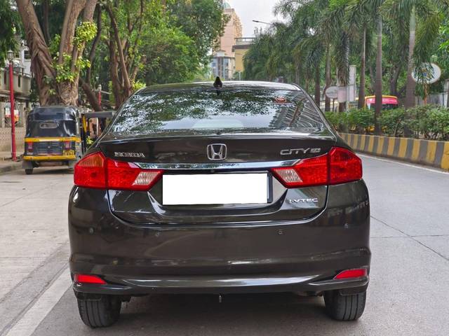 https://images10.gaadi.com/usedcar_image/4593071/original/processed_f9196e07072c25a5644bd5431d3f4c48.jpg?imwidth=6402