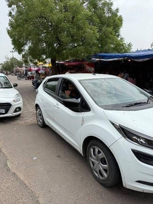 https://images10.gaadi.com/usedcar_image/4593149/original/processed_1bb0e131-d8bb-4b2c-90d2-c4277264498c.jpeg?imwidth=6400