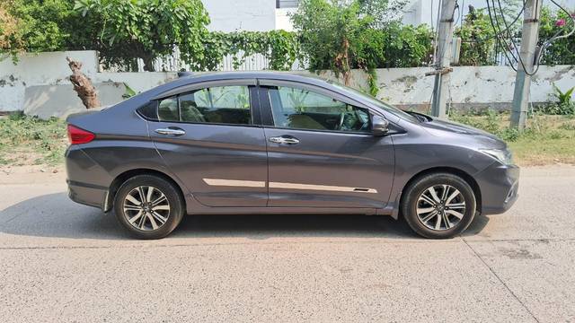 https://images10.gaadi.com/usedcar_image/4593289/original/8a1b1dc0069a4ed5dbf3f9e7bcf6f002.jpg?imwidth=6401