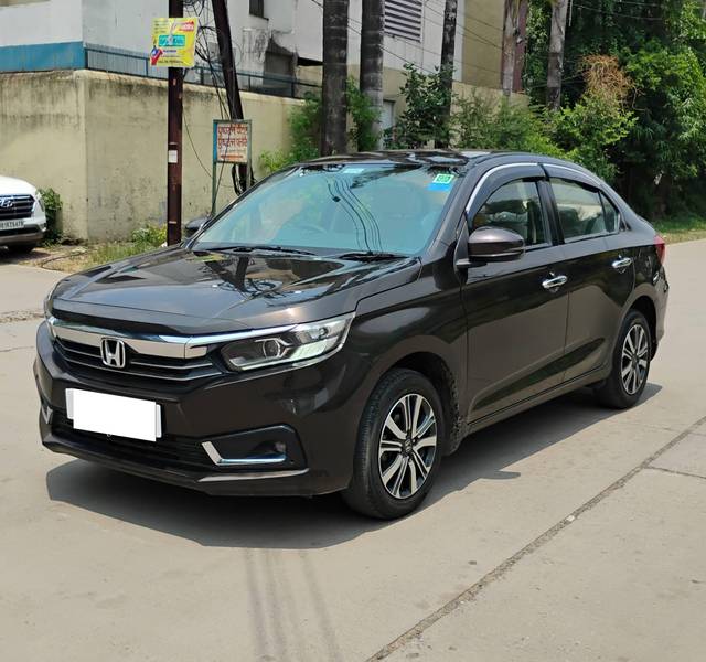 https://images10.gaadi.com/usedcar_image/4593295/original/processed_c79eacd2dd771992eb7c136e774128db.jpg?imwidth=6402