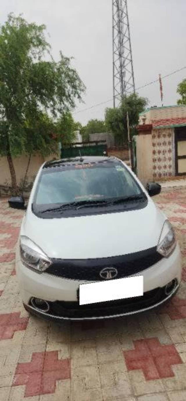 https://images10.gaadi.com/usedcar_image/4593303/original/processed_049c003c-0596-4174-870f-da1248c78716.jpg?imwidth=6402
