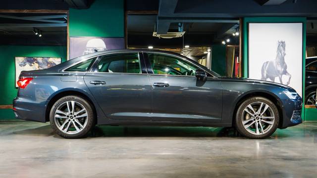 https://images10.gaadi.com/usedcar_image/4593372/original/76bb339e64bd0ebb6c6c3f2d40fc02a4.jpeg?imwidth=6401