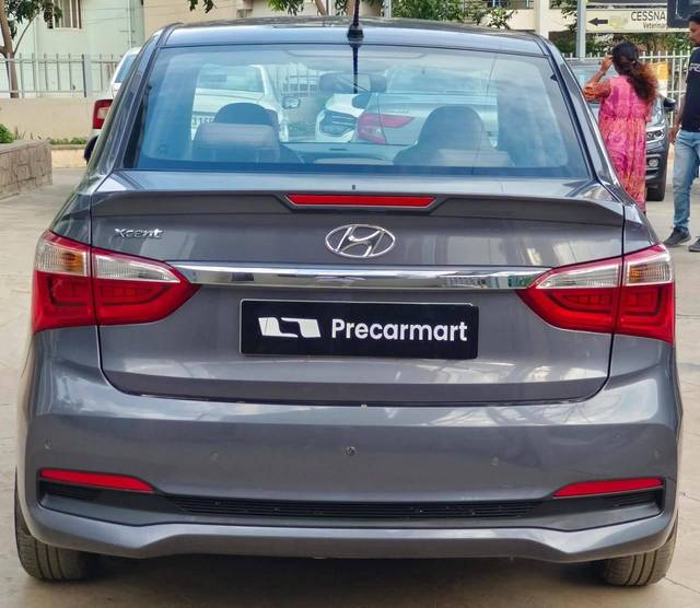 https://images10.gaadi.com/usedcar_image/4593385/original/processed_402e9bd2bcdbb7d410fc56e2bc5e8310.jpeg?imwidth=6402