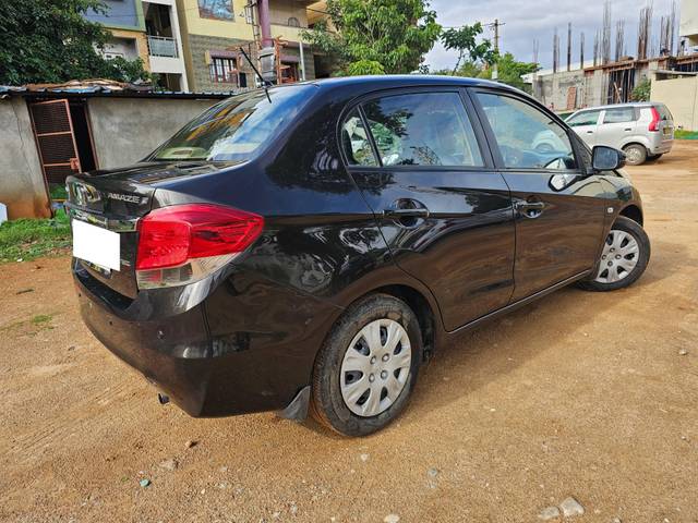 https://images10.gaadi.com/usedcar_image/4593474/original/processed_e6ac5e4bada20c6609b5f8dc8a730450.jpg?imwidth=6402