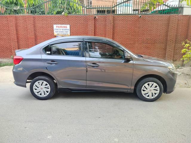 https://images10.gaadi.com/usedcar_image/4593533/original/processed_1515fb8c528c89b23567d364ed2fa198.jpg?imwidth=6401
