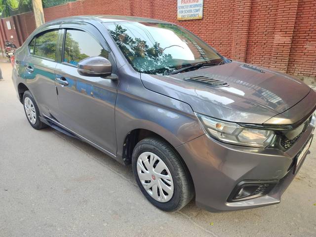 https://images10.gaadi.com/usedcar_image/4593533/original/processed_25b0c704b62d50e8a18635c47c305384.jpg?imwidth=6400