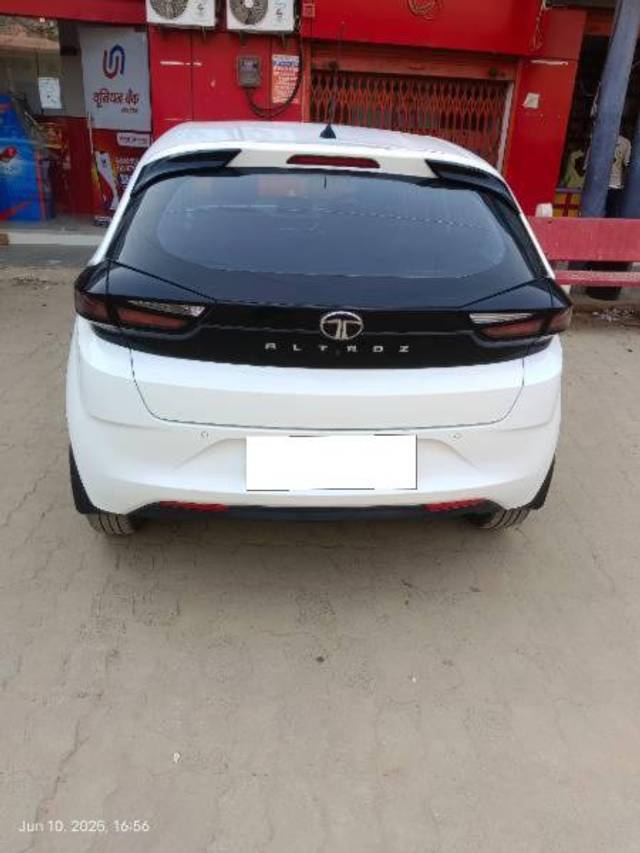https://images10.gaadi.com/usedcar_image/4593738/original/processed_6a5c0745-b7d6-4a88-a551-1b8d0f47a229.jpg?imwidth=6400