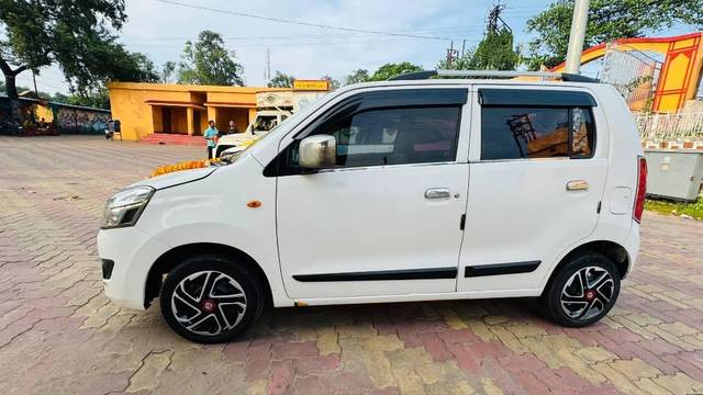 https://images10.gaadi.com/usedcar_image/4594006/original/processed_f38eec80-774a-44d1-9de4-acbdbcb07a2b.jpeg?imwidth=6400