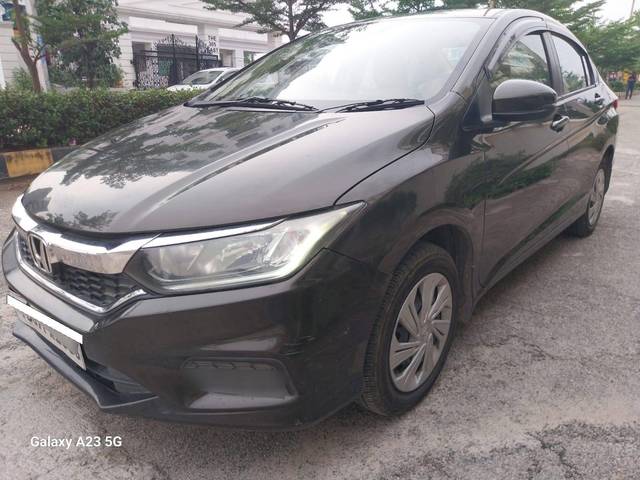 https://images10.gaadi.com/usedcar_image/4594021/original/processed_d7d7a8a65cb267c39c6c839f3cf18daf.jpg?imwidth=6402