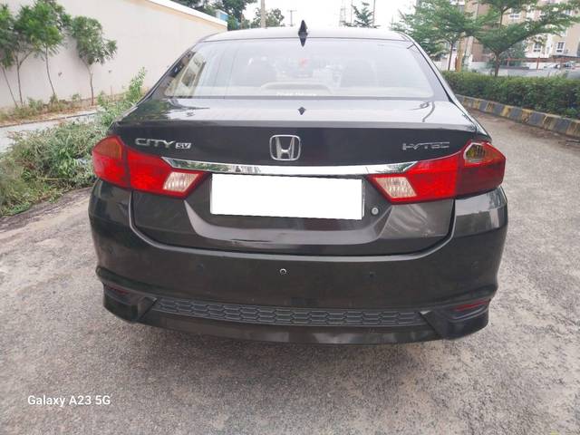 https://images10.gaadi.com/usedcar_image/4594021/original/processed_dd1e124fe9e242e32a7d26f7fe83e4cc.jpg?imwidth=6401