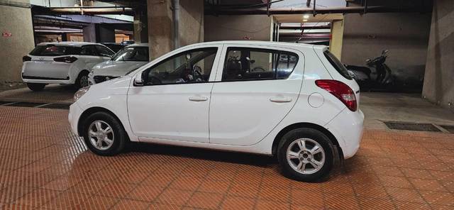 https://images10.gaadi.com/usedcar_image/4594141/original/processed_716ab722-aa23-4eef-b4e5-ba13ca58045b.jpg?imwidth=6400