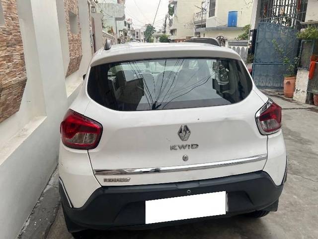 https://images10.gaadi.com/usedcar_image/4594157/original/processed_d3512f78-2d9d-4e48-ad3e-b7779c208282.jpeg?imwidth=6401