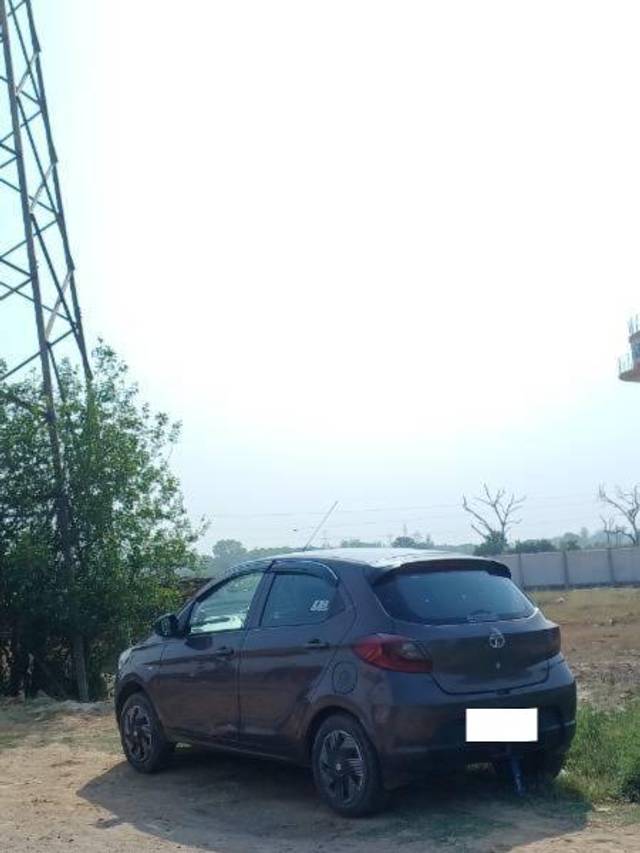 https://images10.gaadi.com/usedcar_image/4594180/original/processed_fead1f46-bea7-4eca-b069-38e5d3ebbc47.jpg?imwidth=6401