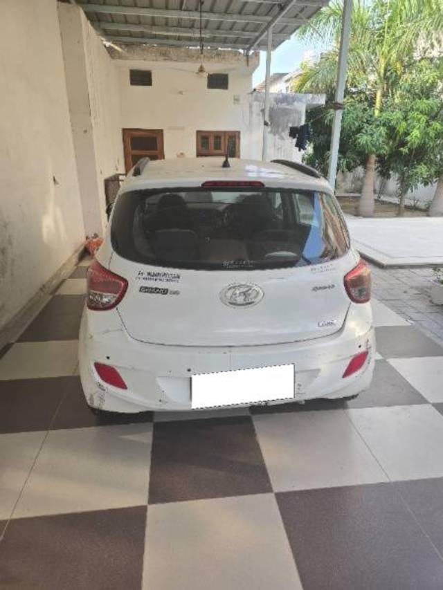https://images10.gaadi.com/usedcar_image/4594328/original/processed_69fb0c52-fa2e-48d8-8b54-11a7d591821b.jpg?imwidth=6401