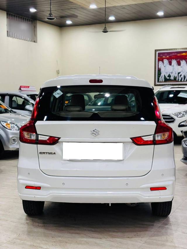 https://images10.gaadi.com/usedcar_image/4594336/original/processed_01b62554bb55be047fa6c1d7a99beb5d.jpg?imwidth=6401