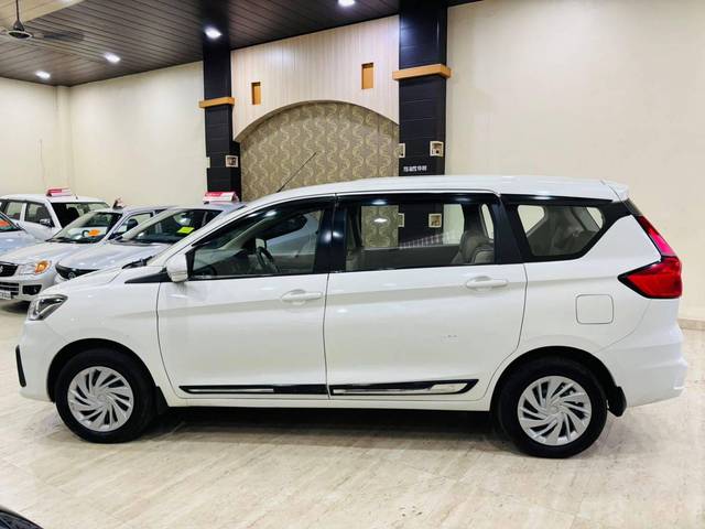 https://images10.gaadi.com/usedcar_image/4594336/original/processed_8fcaac17572372f094f9b8a746f98068.jpg?imwidth=6402