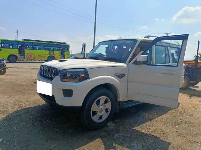 https://images10.gaadi.com/usedcar_image/4594362/original/processed_023406e8-ef55-478e-a251-d3666dba8b47.jpeg?imwidth=6401