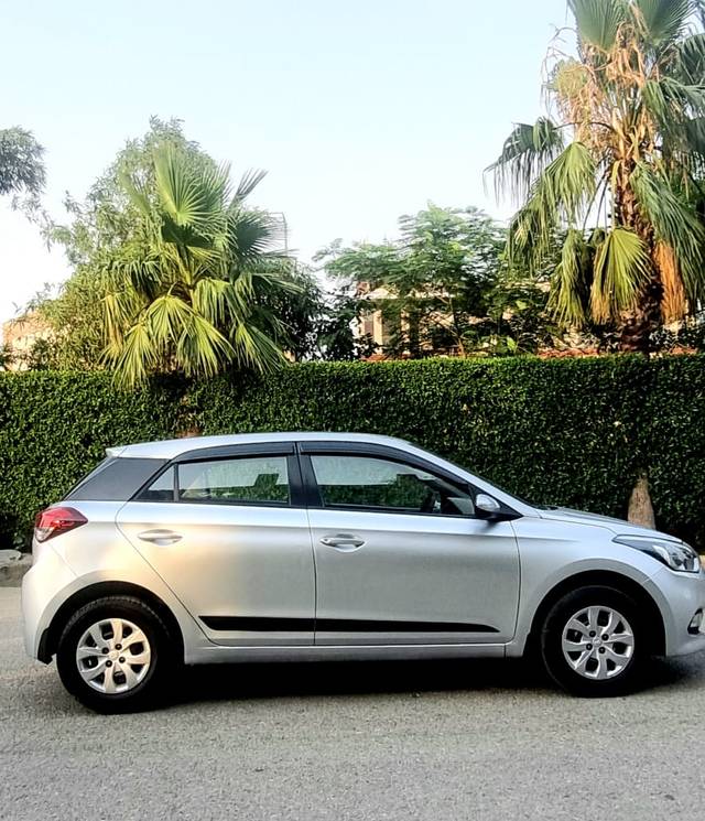 https://images10.gaadi.com/usedcar_image/4594546/original/88bf75beadfd76195d82eb57288f0bf8.jpg?imwidth=6401