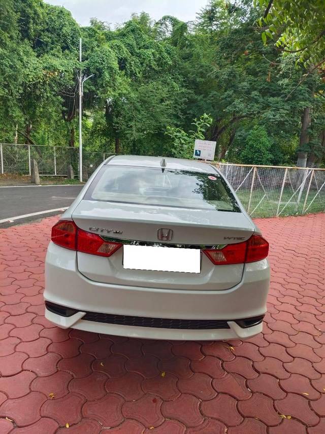 https://images10.gaadi.com/usedcar_image/4594566/original/processed_fd67d8a726790597f37f6dd1e9af6e94.jpg?imwidth=6402