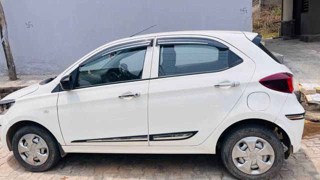 https://images10.gaadi.com/usedcar_image/4594591/original/processed_642f5b11-3ed9-4031-aea0-9143341001be.jpeg?imwidth=6402