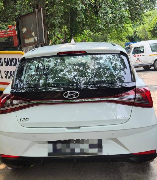 https://images10.gaadi.com/usedcar_image/4594637/original/processed_995e5a1b39af37ecca48838389b85ffb.jpg?imwidth=6401