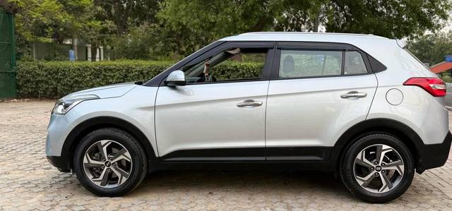 https://images10.gaadi.com/usedcar_image/4594658/original/processed_a82bbea2f01e47f4f5264cb3943bb869.jpg?imwidth=6401