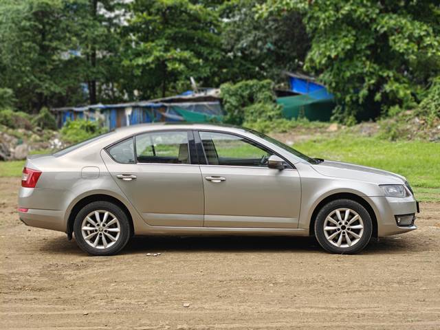 https://images10.gaadi.com/usedcar_image/4594686/original/b819bdf639cb106361b03ef259f998fe.jpg?imwidth=6401