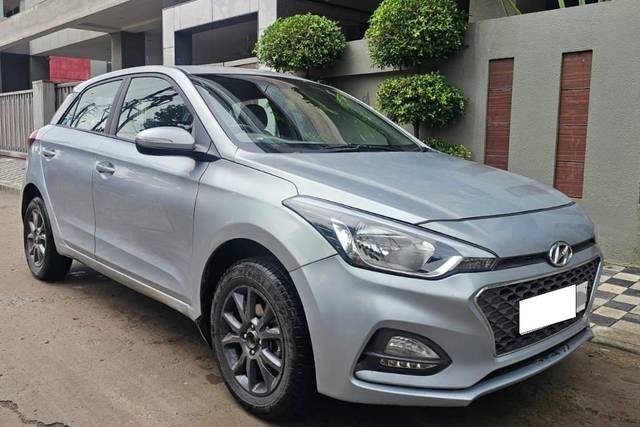https://images10.gaadi.com/usedcar_image/4594688/original/processed_ae3fe0bdc360bf5acdf6d4bd01167d6b.jpg?imwidth=6400