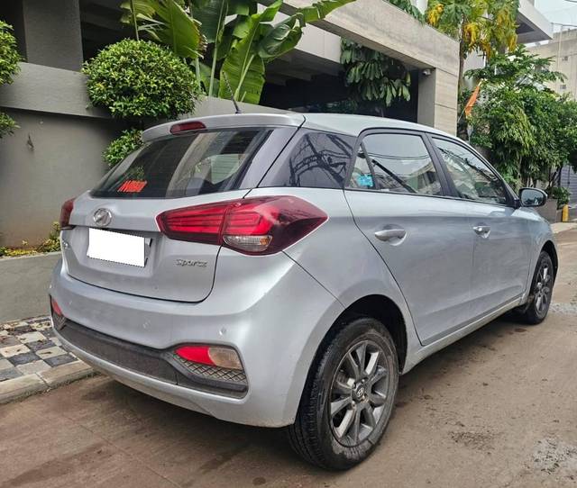 https://images10.gaadi.com/usedcar_image/4594688/original/processed_e34c642f91e795b1e792fb289717041e.jpg?imwidth=6402